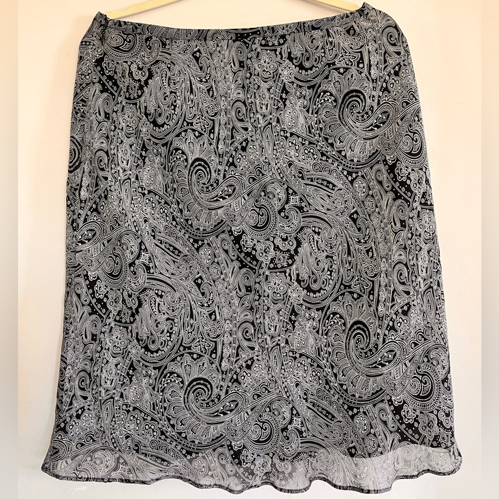 Ann Taylor 100 % silk shell skirt size 10